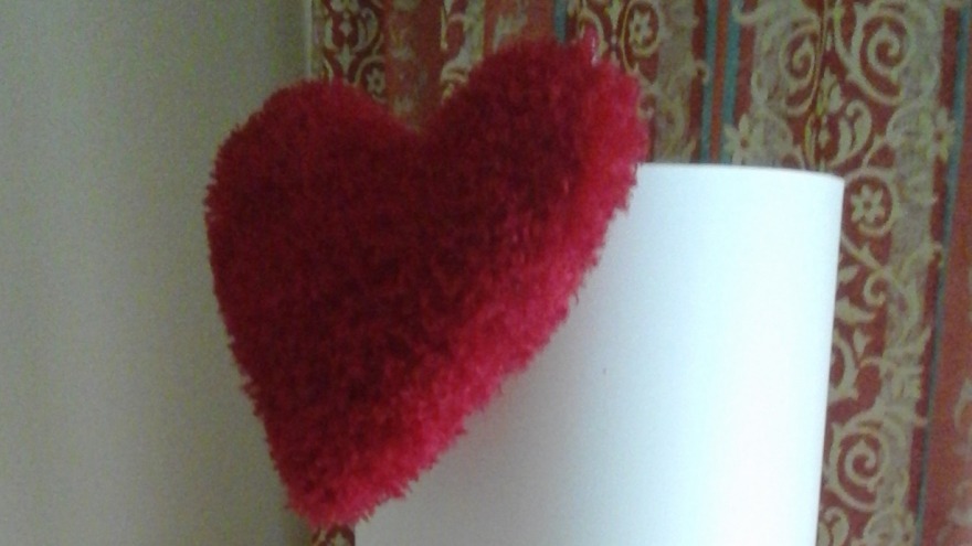 Ein kleines Plüschherz in der Sitzecke Plüschherz Zimmerlampe